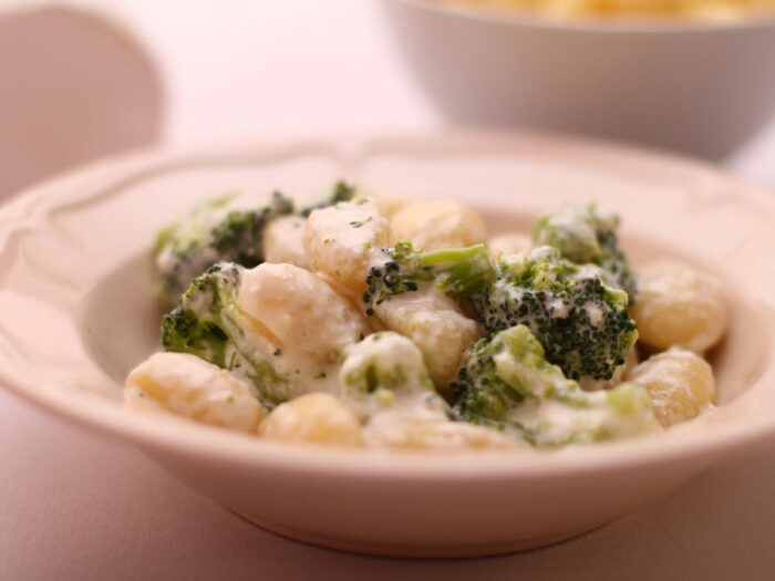 Gnocchi con broccoli, capperi e granella di pistacchio