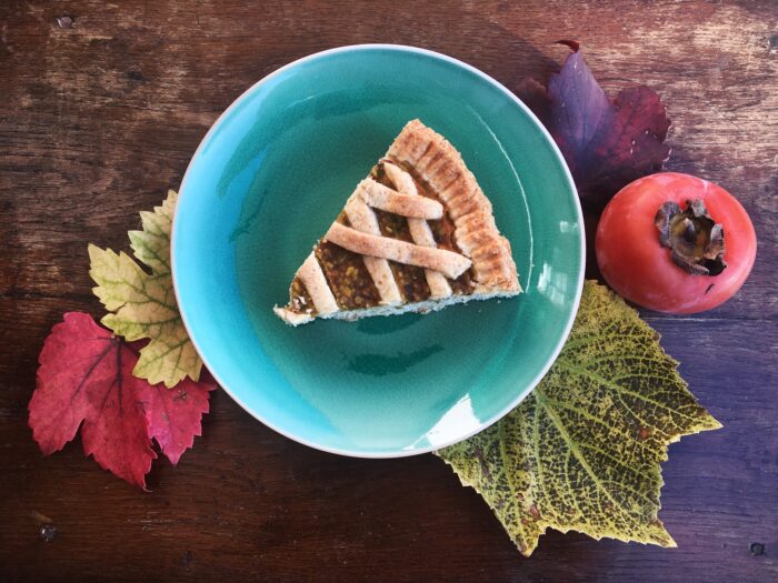Crostata con cachi freschi e pistacchio