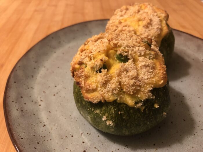 Zucchine ripiene con prosciutto, piselli e menta