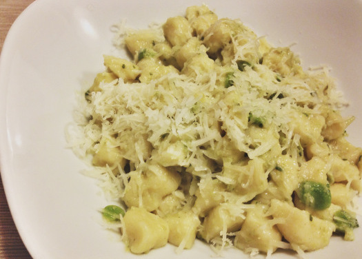 Gnocchetti con fave e basilico