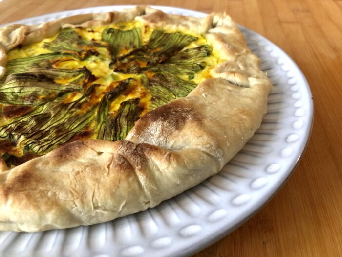 Torta salata con zucchine, porri e stracchino