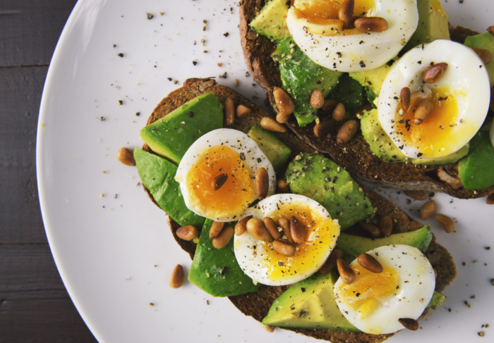 Crostini con uova, fave e avocado