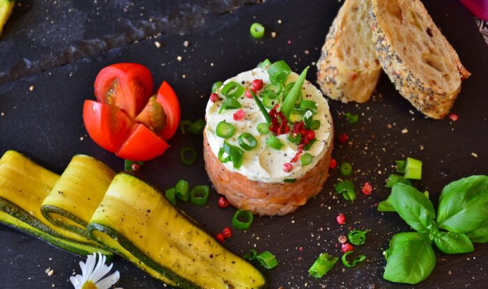 Tartare di salmone con salsa allo yogurt frascheri