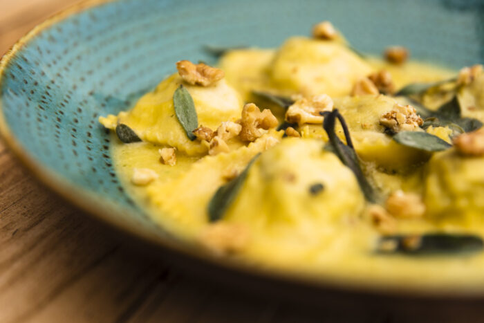Tortelli ripieni di robiola con crumble croccante